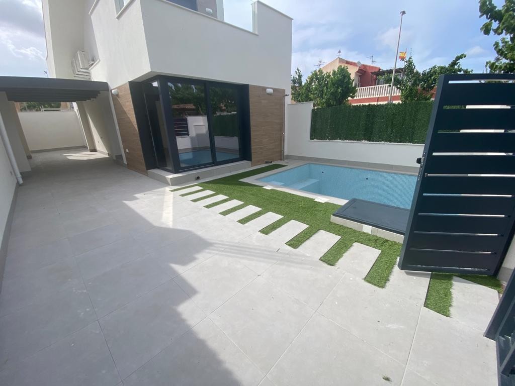 Imagen 2 de Venta de villa en Los alcazares