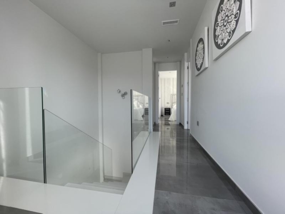 de 181m2 con 3 dormitorios y 3 baños con plaza de garaje