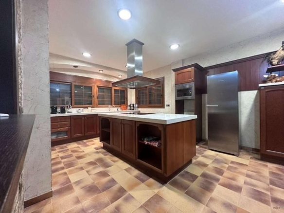 de 700m2 con 6 dormitorios y 4 baños con plaza de garaje