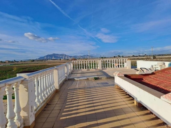 de 375m2 con 6 dormitorios y 4 baños