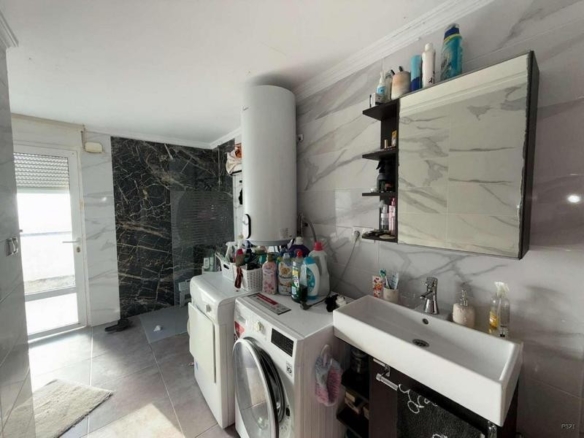 de 375m2 con 6 dormitorios y 4 baños