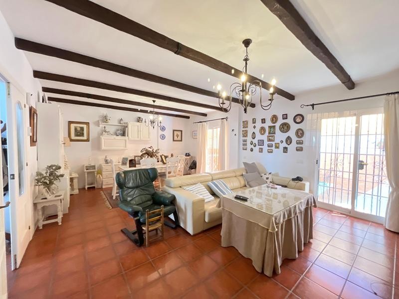 Imagen 2 de SE VENDE ESPECTACULAR CASA ADOSADA DENTRO DE CASCO URBANO DE ESTEPONA