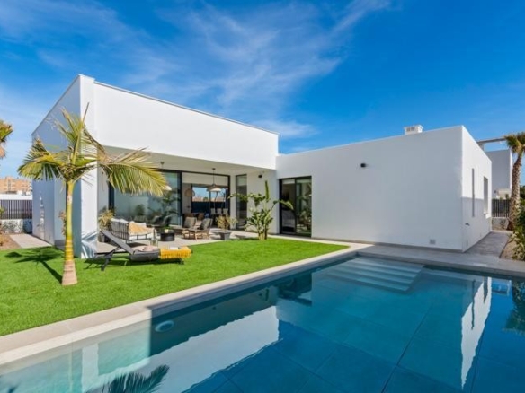 Imagen 2 de Venta de villa en La manga