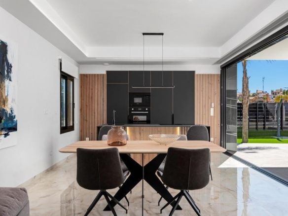 Imagen 1 de Venta de villa en La finca golf