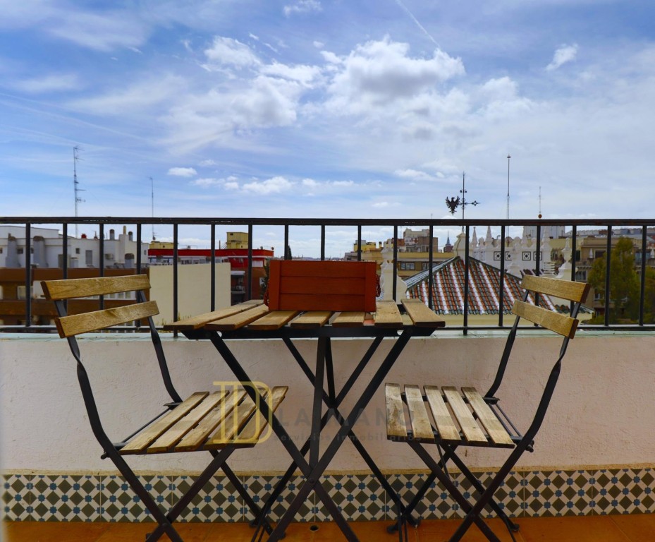 Imagen 2 de ¡ESPECTACULAR PISO REFORMADO CON TERRAZA Y VISTAS DESPEJADAS!