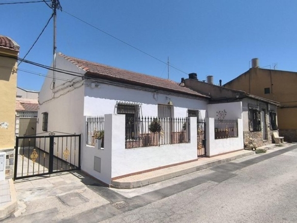 de 185m2 con 3 dormitorios y 2 baños