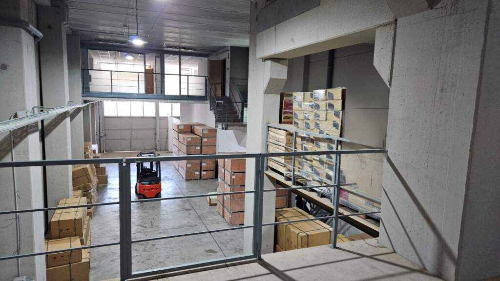 Imagen 3 de Nave industrial con oficinas equipada