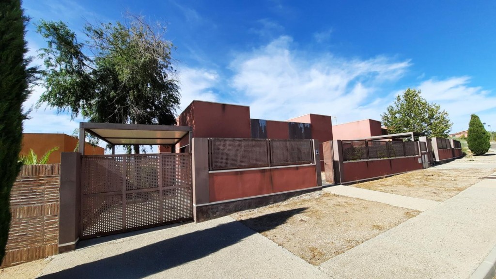 Imagen 2 de PRECIOSO CHALET DE DISEÑO EN EL CAMPO DE GOLF DE LAYOS