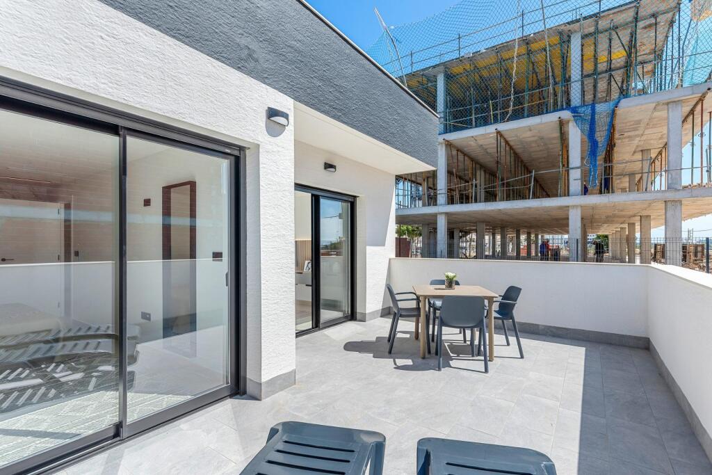 Imagen 2 de Nuevos apartamentos con licencia turística y vistas a la laguna En El Raso