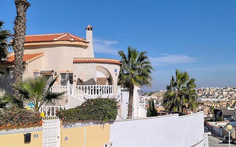 de 182m2 con 4 dormitorios y 2 baños con plaza de garaje