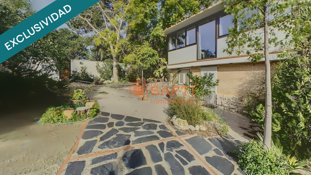 Imagen 2 de Propiedad única con dos viviendas y jardín.