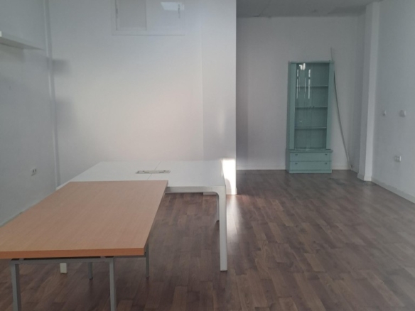 Imagen 2 de Estupendo local junto Calle Tharsis listo para funcionar!!!