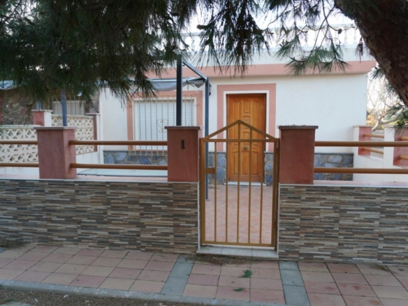 Imagen 1 de Se alquila casa a pocos metros de la playa