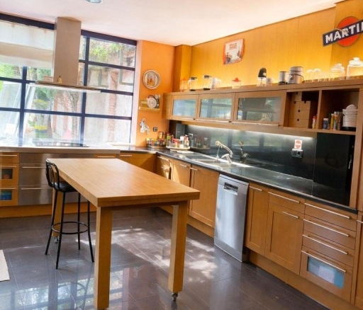 sobre parcela privada de 2.230 m².