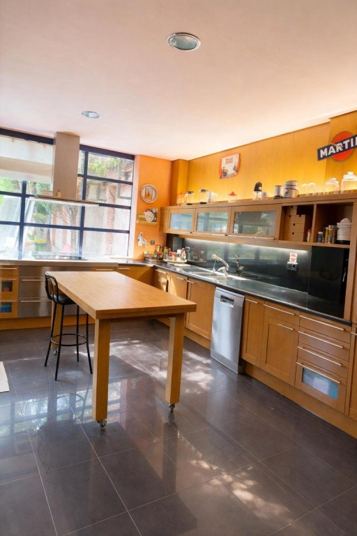 sobre parcela privada de 2.230 m².