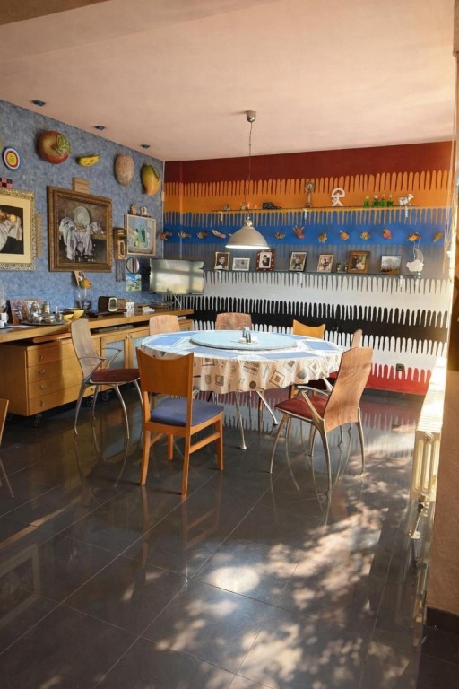 sobre parcela privada de 2.230 m².