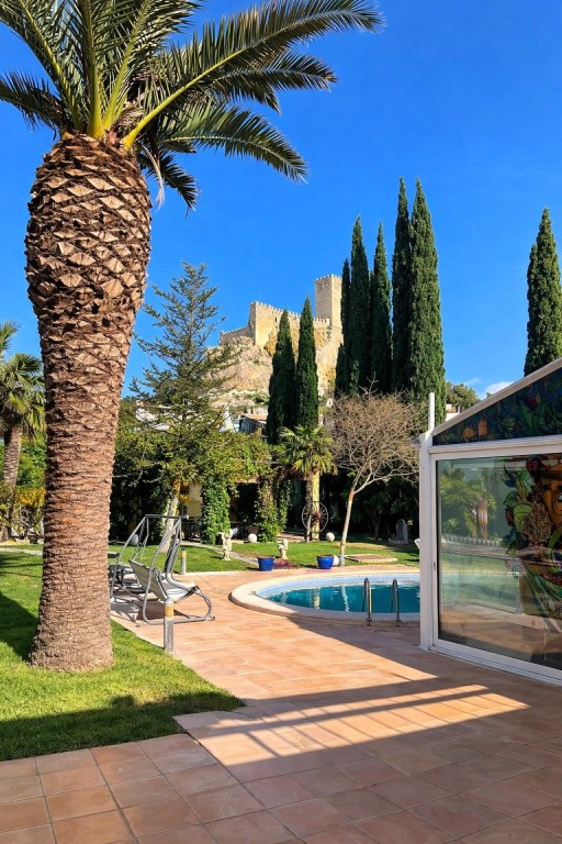 Imagen 1 de Exclusiva villa de 675 m² con piscina y vistas panorámicas al Castillo de Almansa