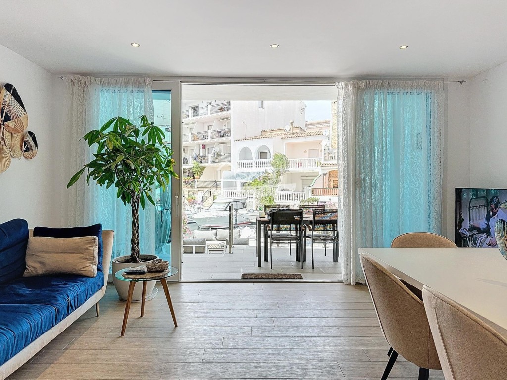 Imagen 2 de Casa totalmente reformada en el canal con amarre privado.