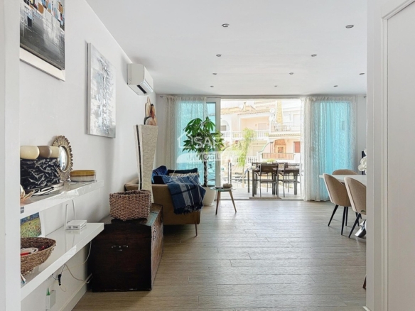 Imagen 4 de Casa totalmente reformada en el canal con amarre privado.