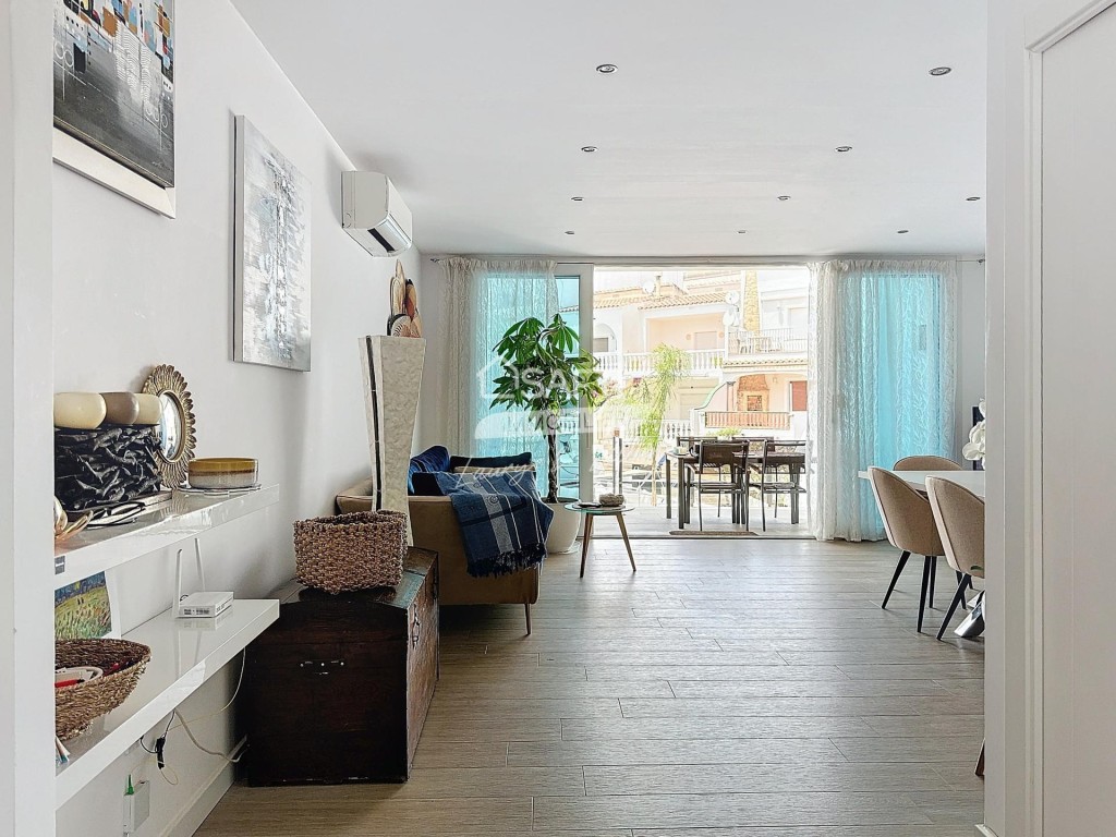 Imagen 4 de Casa totalmente reformada en el canal con amarre privado.