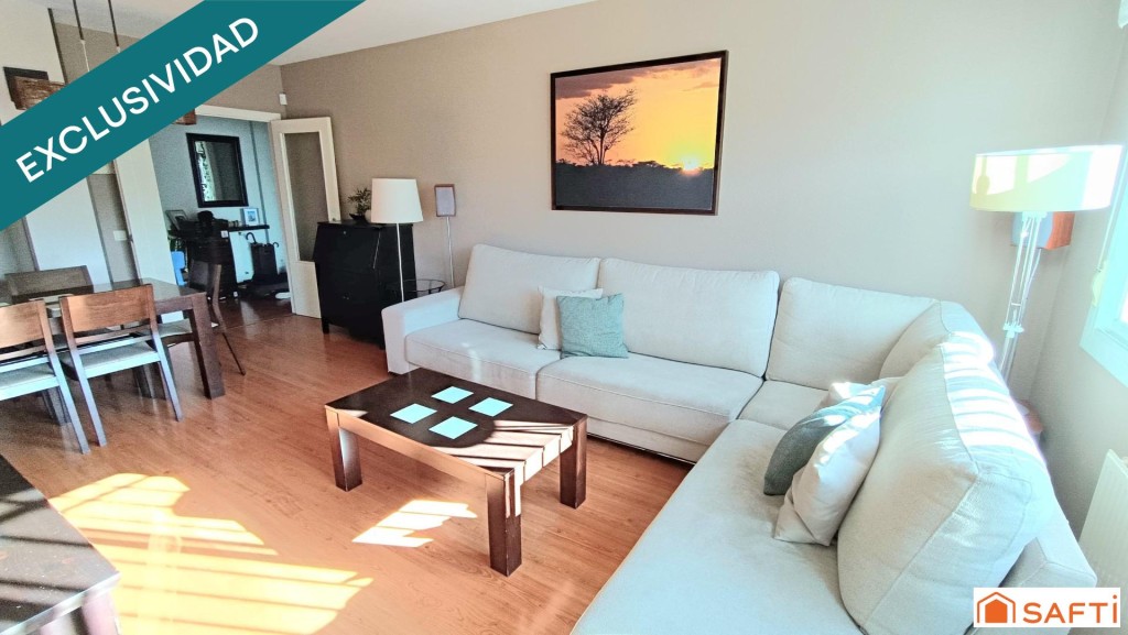 en urbanización privada con piscina.