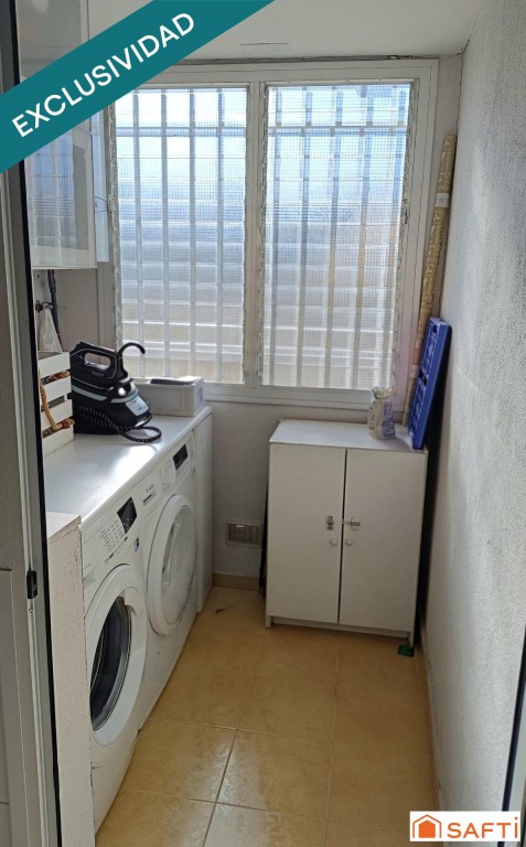 en urbanización privada con piscina.