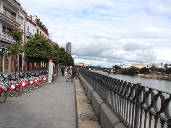 Imagen 3 de TRASPASO DE BAR CON MÚSICA EN C/ BETIS (TRIANA-SEVILLA)