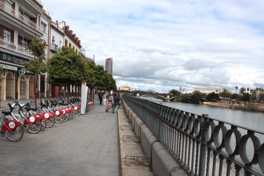 Imagen 3 de TRASPASO DE BAR CON MÚSICA EN C/ BETIS (TRIANA-SEVILLA)