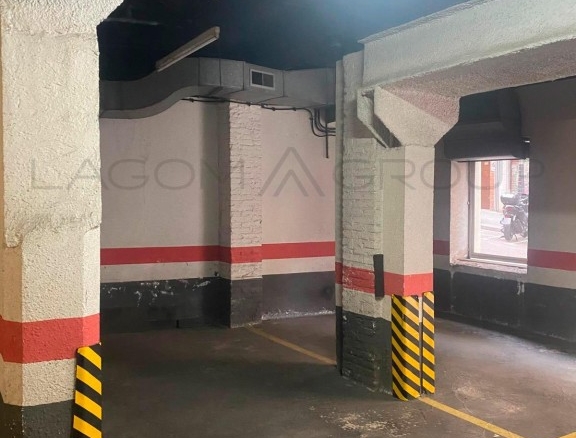 Imagen 2 de Parking en venta en calle Gomis – Fácil acceso y pocas plazas en la finca – 18.000€.