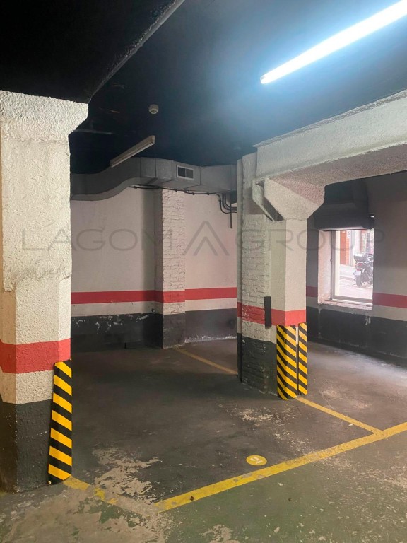 Imagen 2 de Parking en venta en calle Gomis – Fácil acceso y pocas plazas en la finca – 18.000€.
