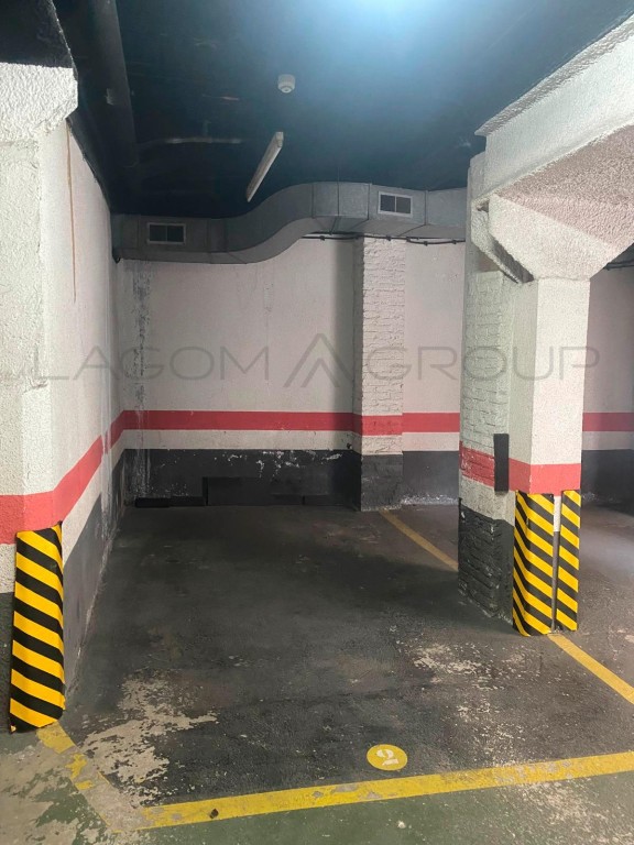 Imagen 3 de Parking en venta en calle Gomis – Fácil acceso y pocas plazas en la finca – 18.000€.
