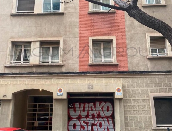 Imagen 1 de Parking en venta en calle Gomis – Fácil acceso y pocas plazas en la finca – 18.000€.