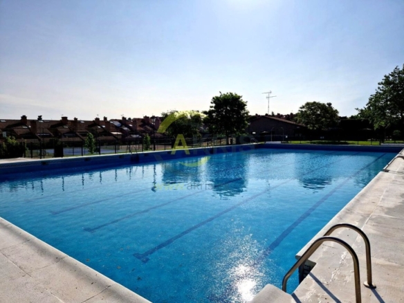 Imagen 2 de Luminosa vivienda con patio privado y piscina en urbanización tranquila