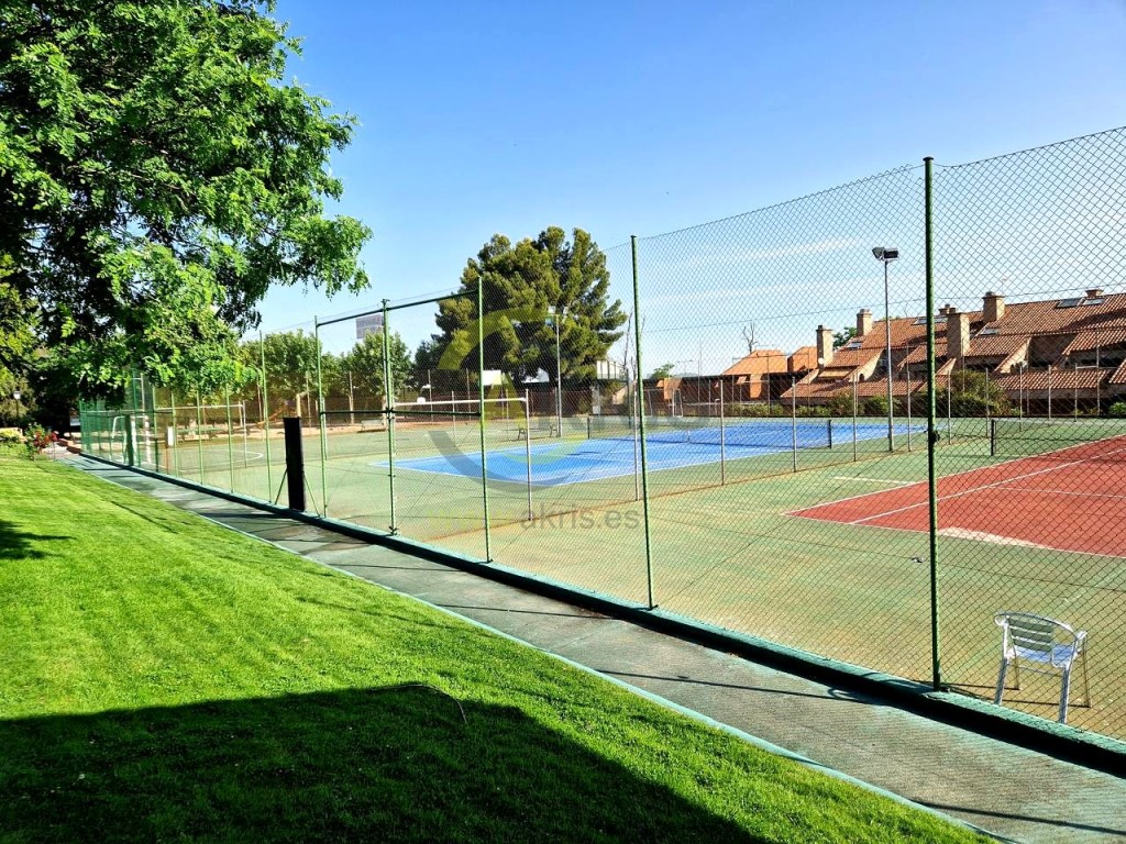 Imagen 3 de Luminosa vivienda con patio privado y piscina en urbanización tranquila