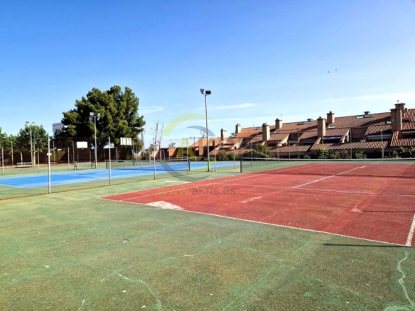 Imagen 4 de Luminosa vivienda con patio privado y piscina en urbanización tranquila