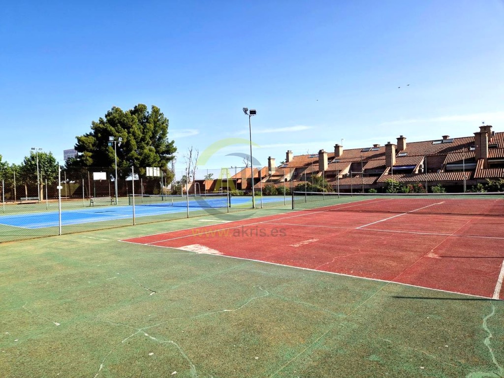 Imagen 4 de Luminosa vivienda con patio privado y piscina en urbanización tranquila