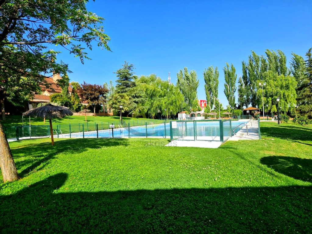 Imagen 1 de Luminosa vivienda con patio privado y piscina en urbanización tranquila