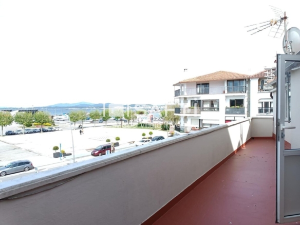 Imagen 2 de Propiedad única de casi 400m de 3 plantas con terraza y vistas al mar en el puerto de O Grove.
