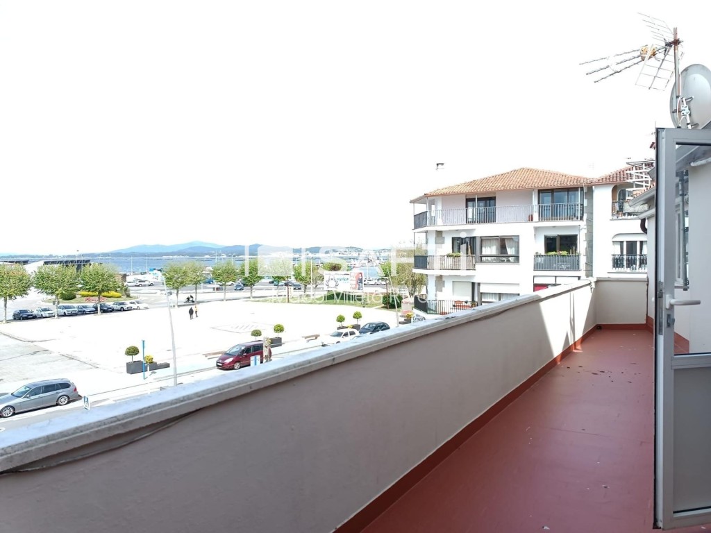 Imagen 2 de Propiedad única de casi 400m de 3 plantas con terraza y vistas al mar en el puerto de O Grove.