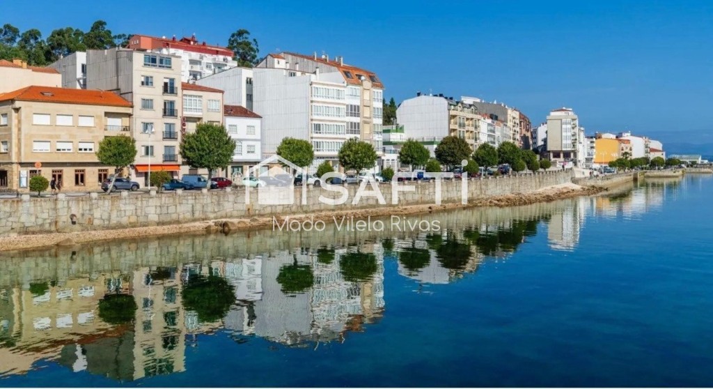 Imagen 1 de Propiedad única de casi 400m de 3 plantas con terraza y vistas al mar en el puerto de O Grove.