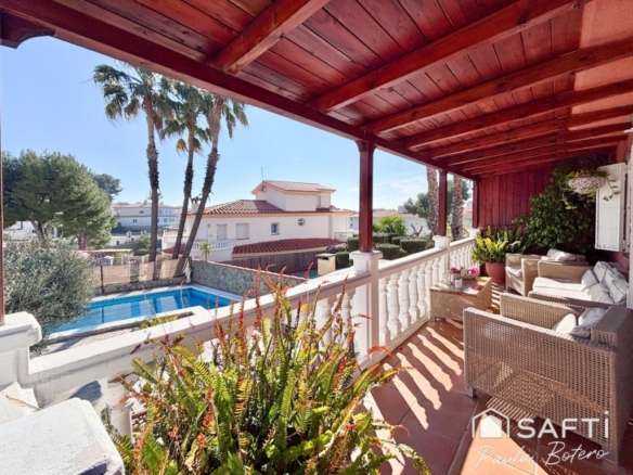Imagen 2 de Exclusiva vivienda unifamiliar pareada con piscina privada y a pocos minutos del mar.