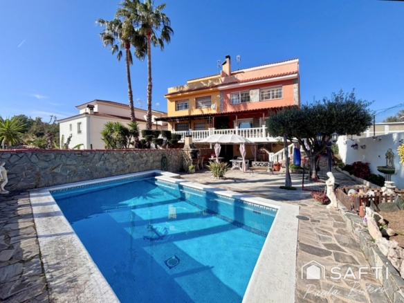 Imagen 1 de Exclusiva vivienda unifamiliar pareada con piscina privada y a pocos minutos del mar.