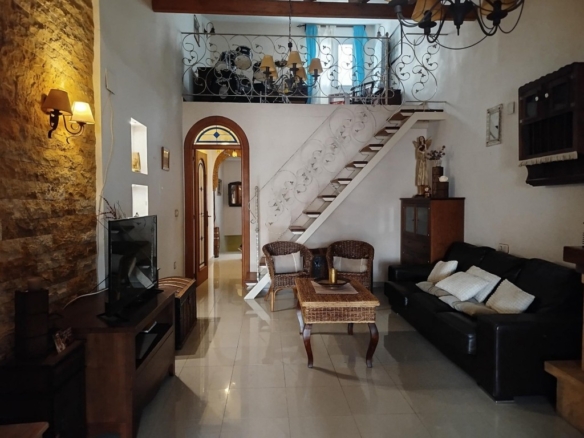 Imagen 1 de Espectacular casa independiente de 4 habitaciones en el corazón de Novelda