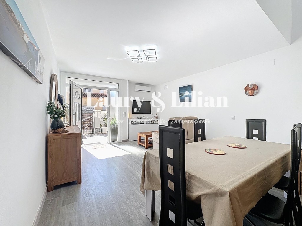 Imagen 1 de ¡Oportunidad imperdible! Moderna casa de 3 habitaciones con garaje.
