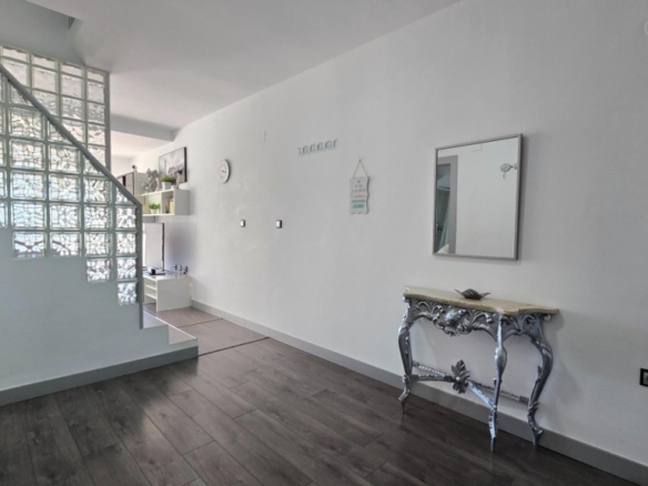 Imagen 2 de Ático dúplex reformado en venta a 300 metros de La Carihuela con vistas al mar.