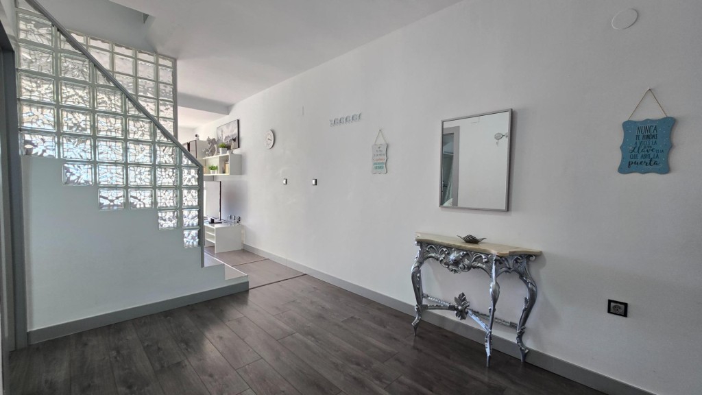 Imagen 2 de Ático dúplex reformado en venta a 300 metros de La Carihuela con vistas al mar.
