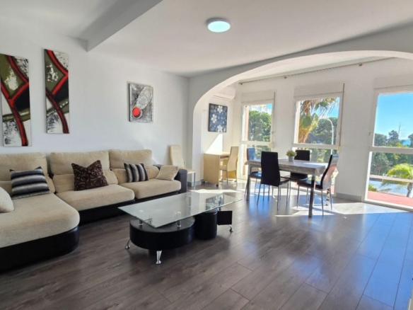 Imagen 3 de Ático dúplex reformado en venta a 300 metros de La Carihuela con vistas al mar.