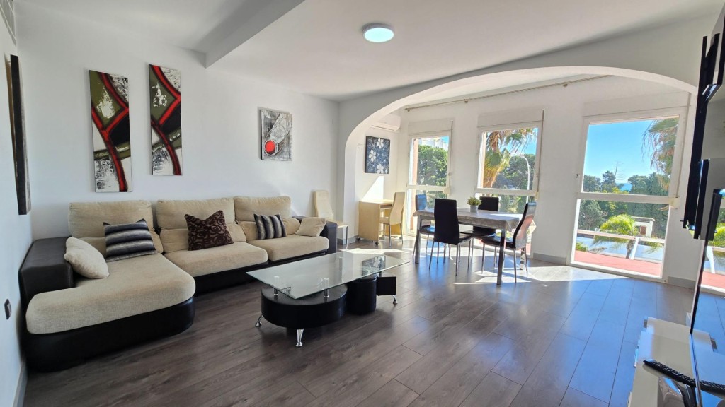 Imagen 3 de Ático dúplex reformado en venta a 300 metros de La Carihuela con vistas al mar.