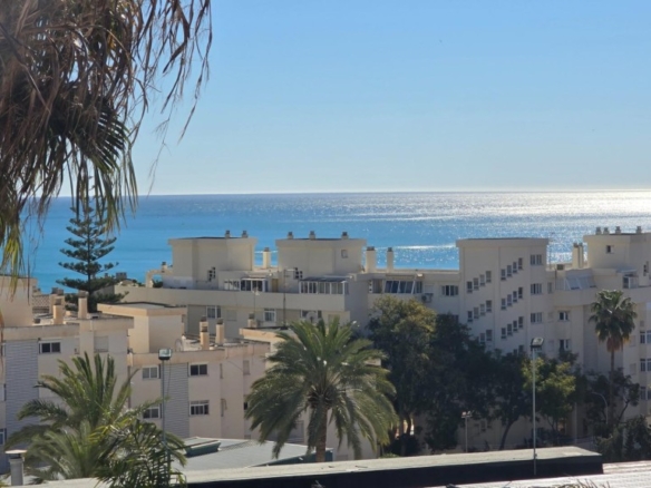 Imagen 1 de Ático dúplex reformado en venta a 300 metros de La Carihuela con vistas al mar.
