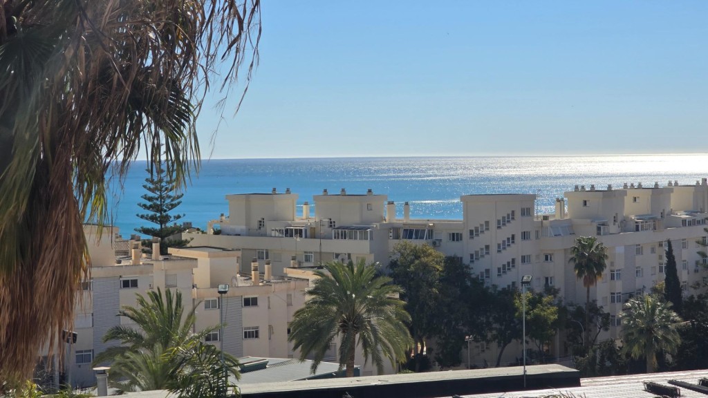 Imagen 1 de Ático dúplex reformado en venta a 300 metros de La Carihuela con vistas al mar.